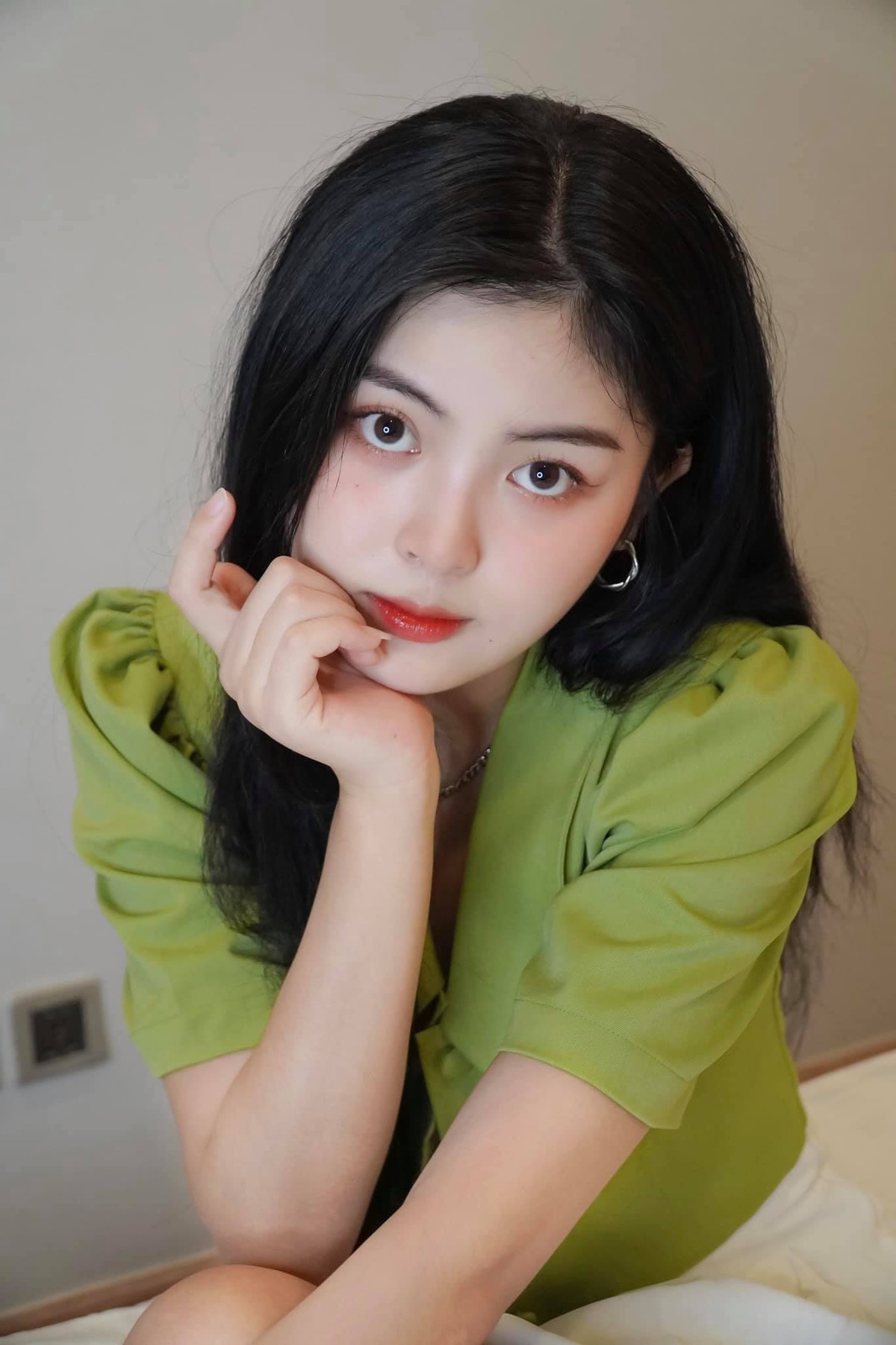 Ban đầu, vì không theo học về diễn xuất, nên bản thân DuMi chưa bao giờ nghĩ sẽ theo nghiệp diễn. Cơ duyên đến với cô bạn cũng khá bất ngờ, khi được lên xu hướng liên tục trong 2 tuần trên TikTok.