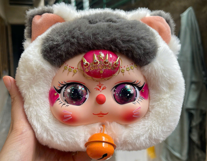 Nhiều bạn trẻ "phát cuồng" trước vẻ đáng yêu của những con búp bê mắt to này, trìu mến gọi là "bé Ba", không chỉ bỏ ra số tiền lớn để mua mà không tiếc chi cho việc làm đẹp các bé.