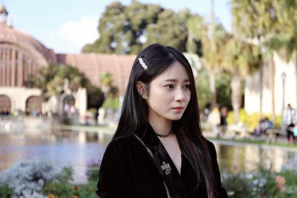 Cuối năm 2019, Cẩm Tú lên xe hoa cùng bạn trai Đỗ Anh Quang. Lễ cưới và album ảnh cưới của cả hai thu hút sự chú ý của dân mạng khi được đầu tư, chăm chút kỹ lưỡng.