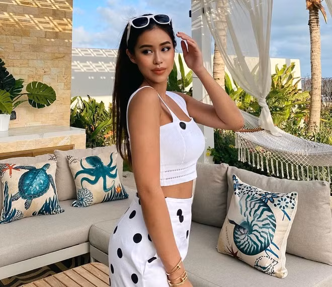 Tiên Nguyễn là con gái của cặp doanh nhân Johnathan Hạnh Nguyễn và Lê Hồng Thuỷ Tiên - nổi tiếng trong hội con nhà giàu Việt Nam.