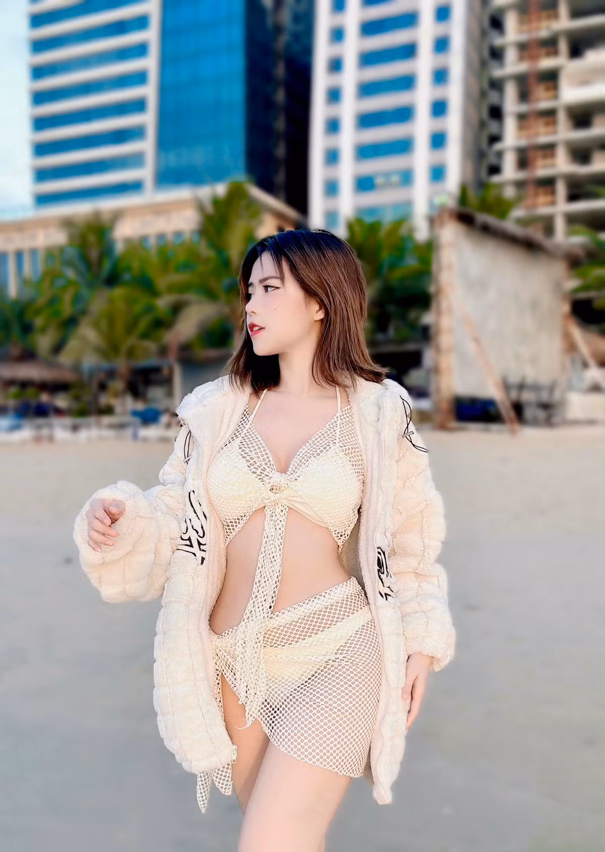 Tuy nhiên, cũng có một bộ phận người ủng hộ hành động của nữ streamer kiêm cosplayer này cho rằng đây là quyền tự do thể hiện cá tính.