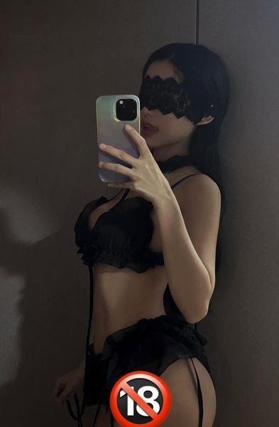 Mới nhất, YuGi thậm chí gây xôn xao cộng đồng mạng sau khi khoe loạt ảnh đính kèm cảnh báo 18+ lên trang cá nhân.