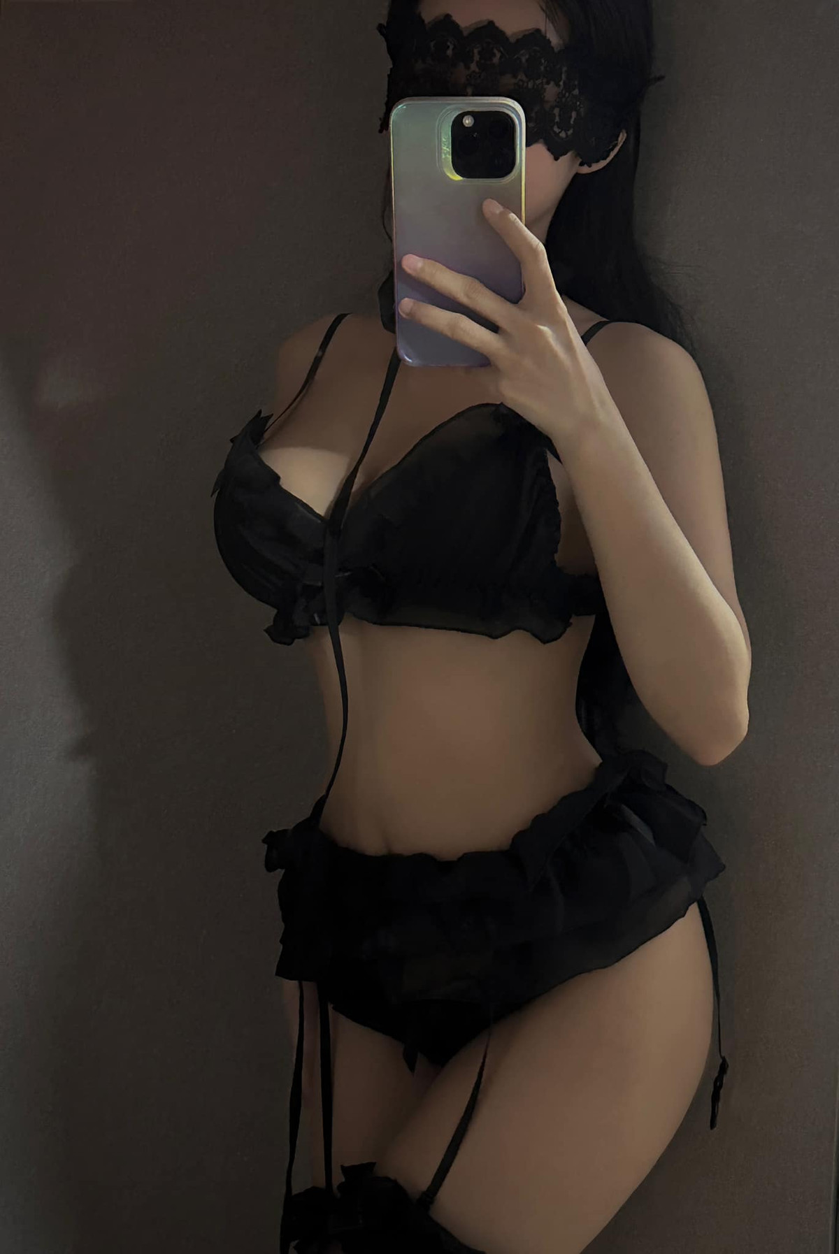 Trong ảnh, nữ coser này diện bộ bikini đen cùng những phụ kiện ren khá nhạy cảm.