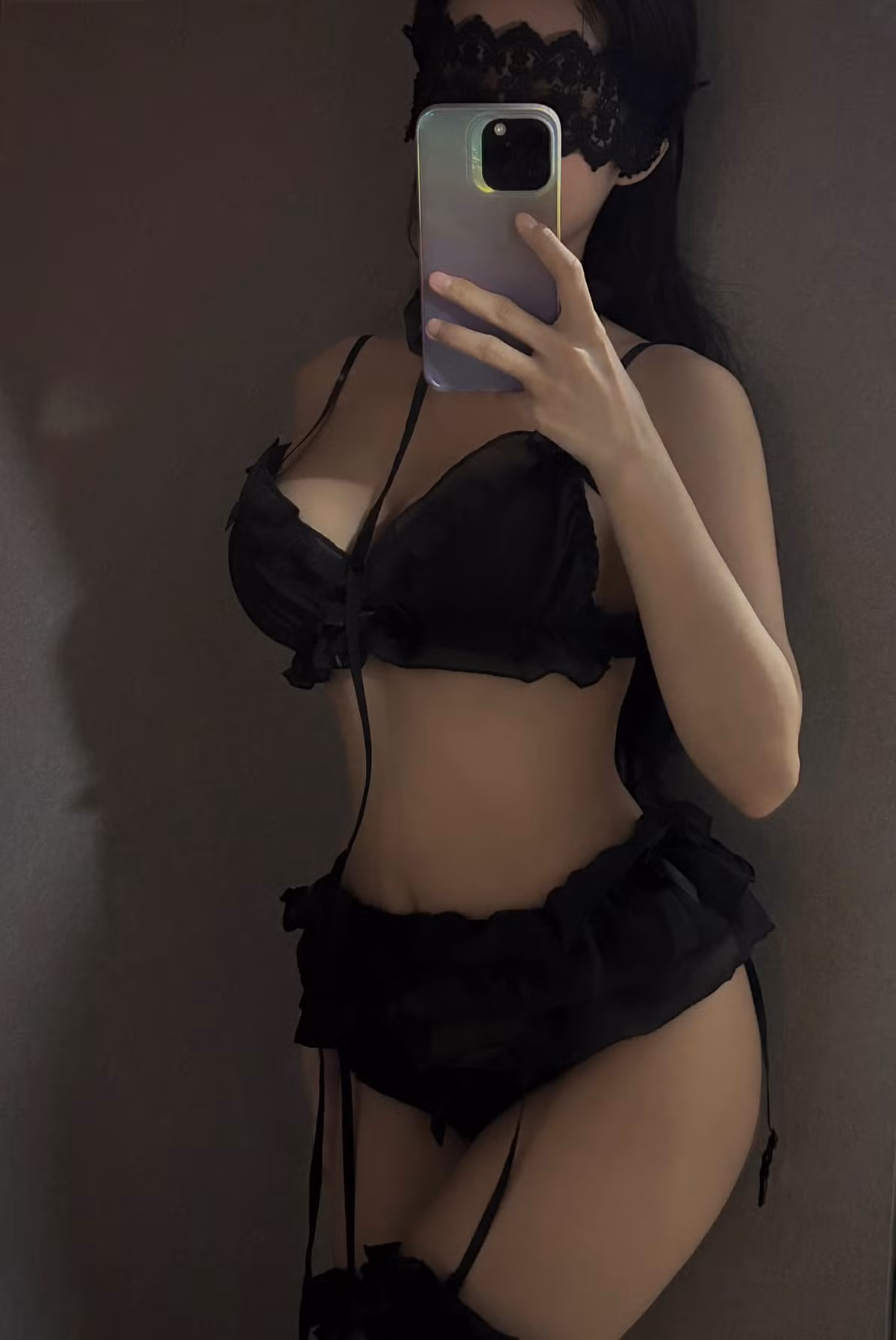 Trong ảnh, nữ coser này diện bộ bikini đen cùng những phụ kiện ren khá nhạy cảm.