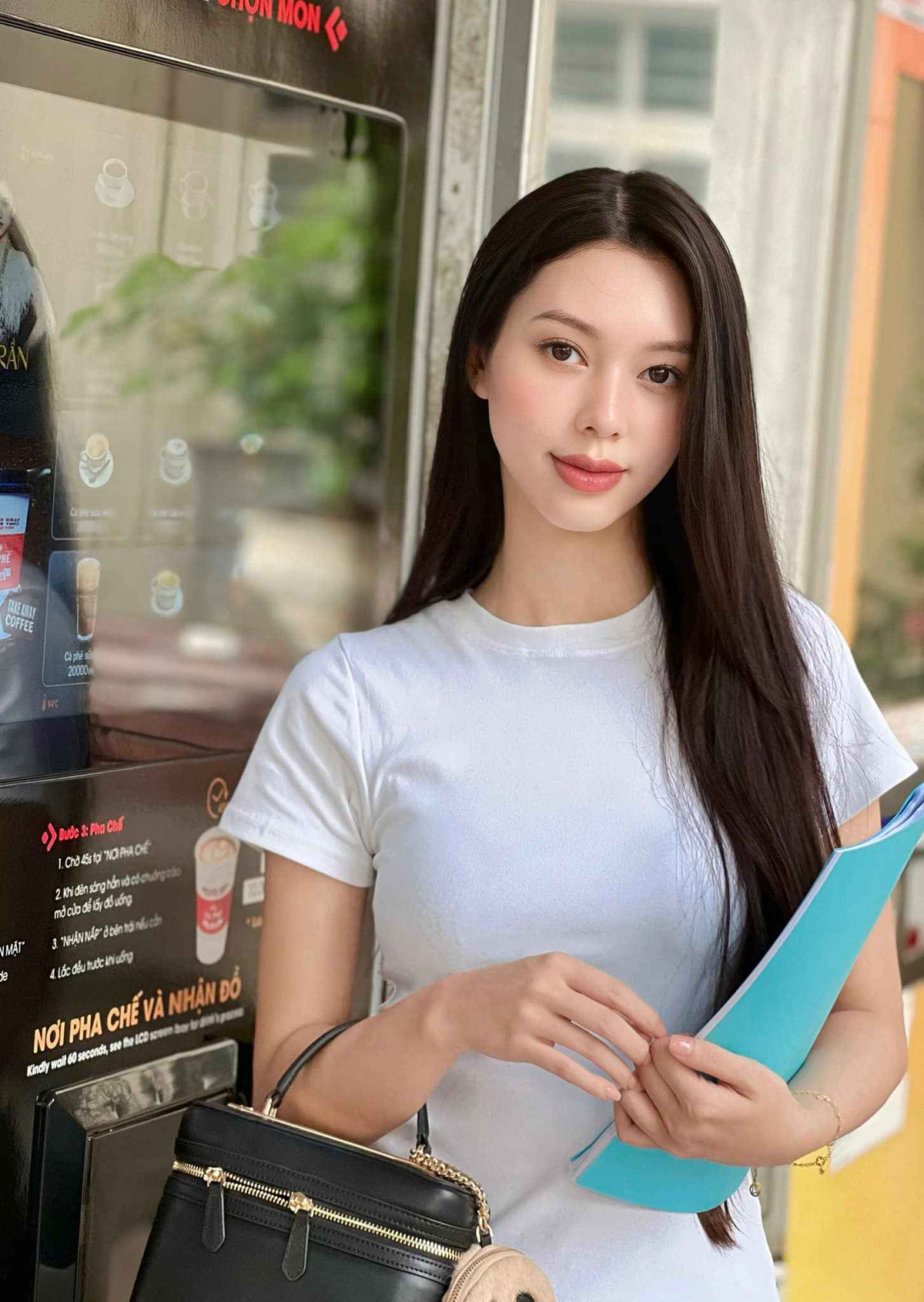 Cô gái đứng bên cạnh Tiến Nguyễn (diện áo thun xanh dương, chân váy dior) là diễn viên Hà Bùi (tên thật là Bùi Hồng Nhật Hà, sinh năm 2000).