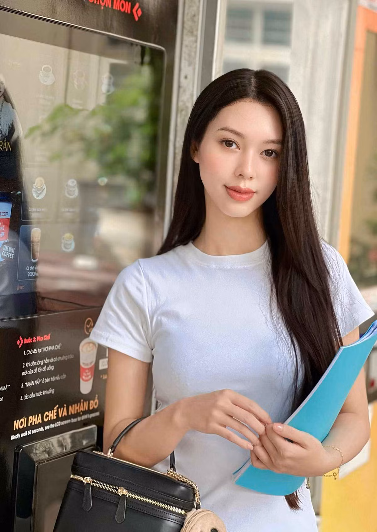 Cô gái đứng bên cạnh Tiến Nguyễn (diện áo thun xanh dương, chân váy dior) là diễn viên Hà Bùi (tên thật là Bùi Hồng Nhật Hà, sinh năm 2000).