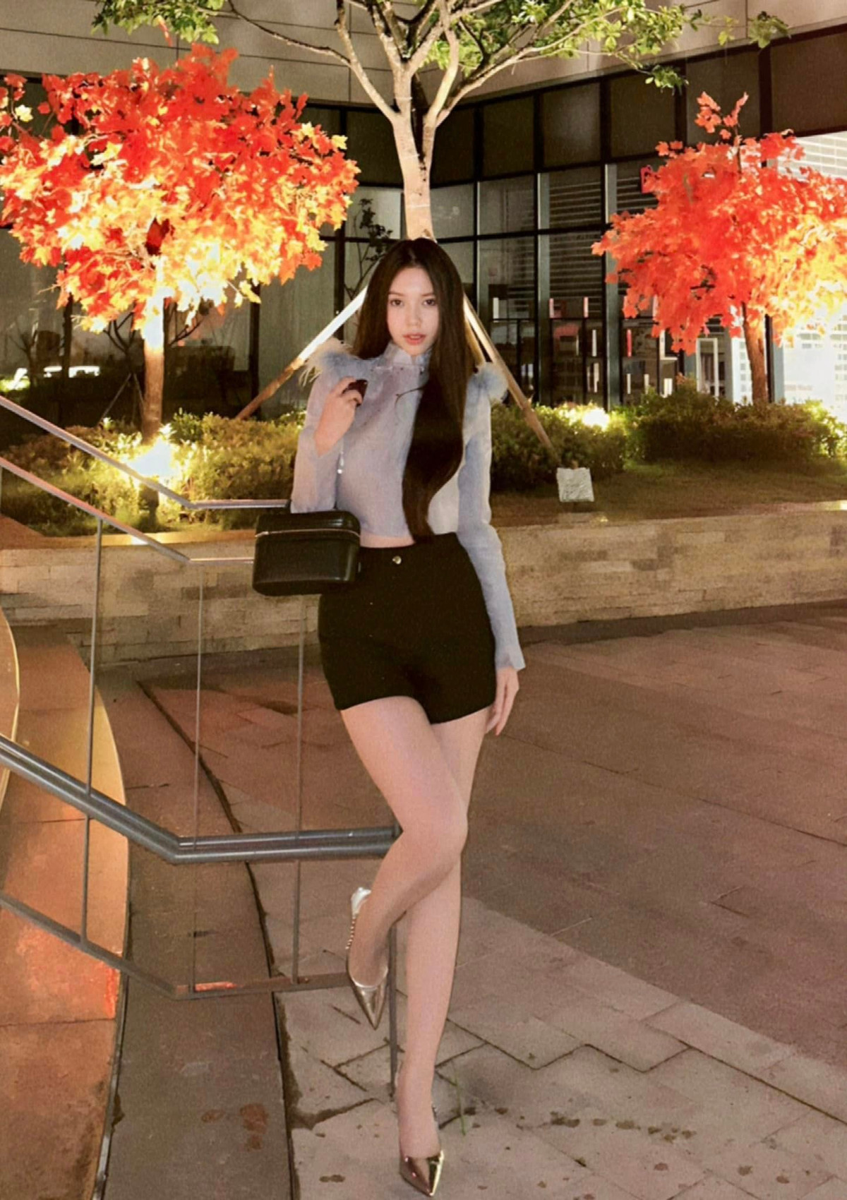 Ngoài ra, với vẻ ngoài nổi bật, chất giọng nội lực, truyền cảm Hà Bùi cũng nhận được nhiều lời mời làm MC, mẫu ảnh, quay quảng cáo sản phẩm hay livestream cho các nhãn hàng thời trang ngay từ khi còn ngồi trên ghế nhà trường.