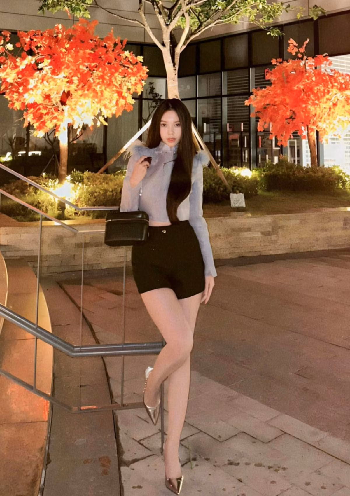 Ngoài ra, với vẻ ngoài nổi bật, chất giọng nội lực, truyền cảm Hà Bùi cũng nhận được nhiều lời mời làm MC, mẫu ảnh, quay quảng cáo sản phẩm hay livestream cho các nhãn hàng thời trang ngay từ khi còn ngồi trên ghế nhà trường.