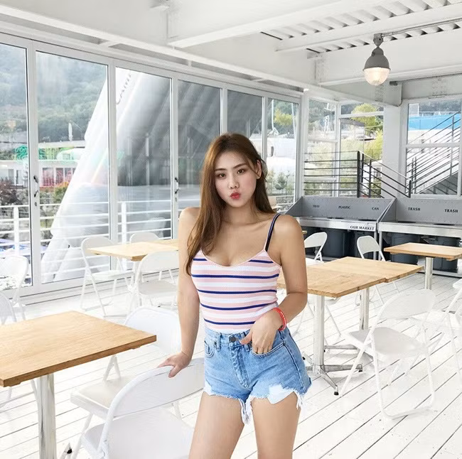 Không còn nét đẹp tròn trĩnh "lệch chuẩn" tuy nhiên, Jeon Bo Ram vẫn được đánh giá là gợi cảm.