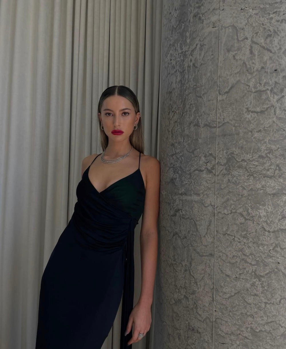 Trong bức ảnh Eve Jobs đăng tải có sự xuất hiện của một người đàn ông đang mặc áo kẻ. Trên tay ông cầm một chiếc áo y hệt chiếc mà bản thân đang mặc