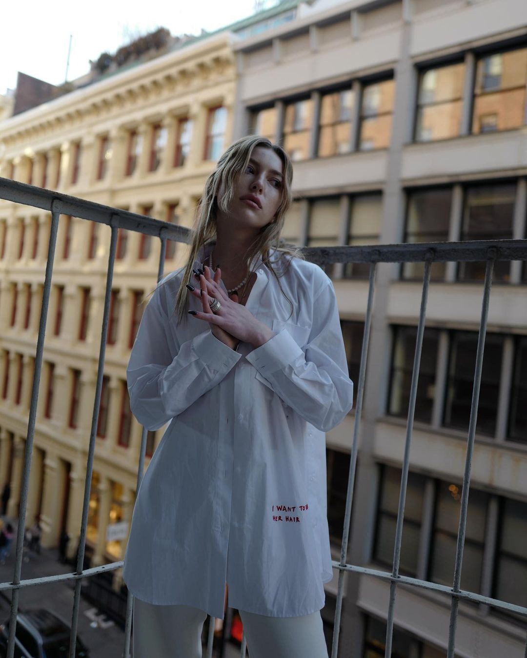 Thậm chí, Eve Jobs từng thi đua ngựa và giành chiến thắng trước con gái của tỷ phú Bill Gate - Jennifer Gates. Tuy nhiên, hiện tại cô đã chuyển sang làm một người mẫu thời trang. Tài khoản Instagram của cô nàng hiện tại có hơn 280.000 người theo dõi.