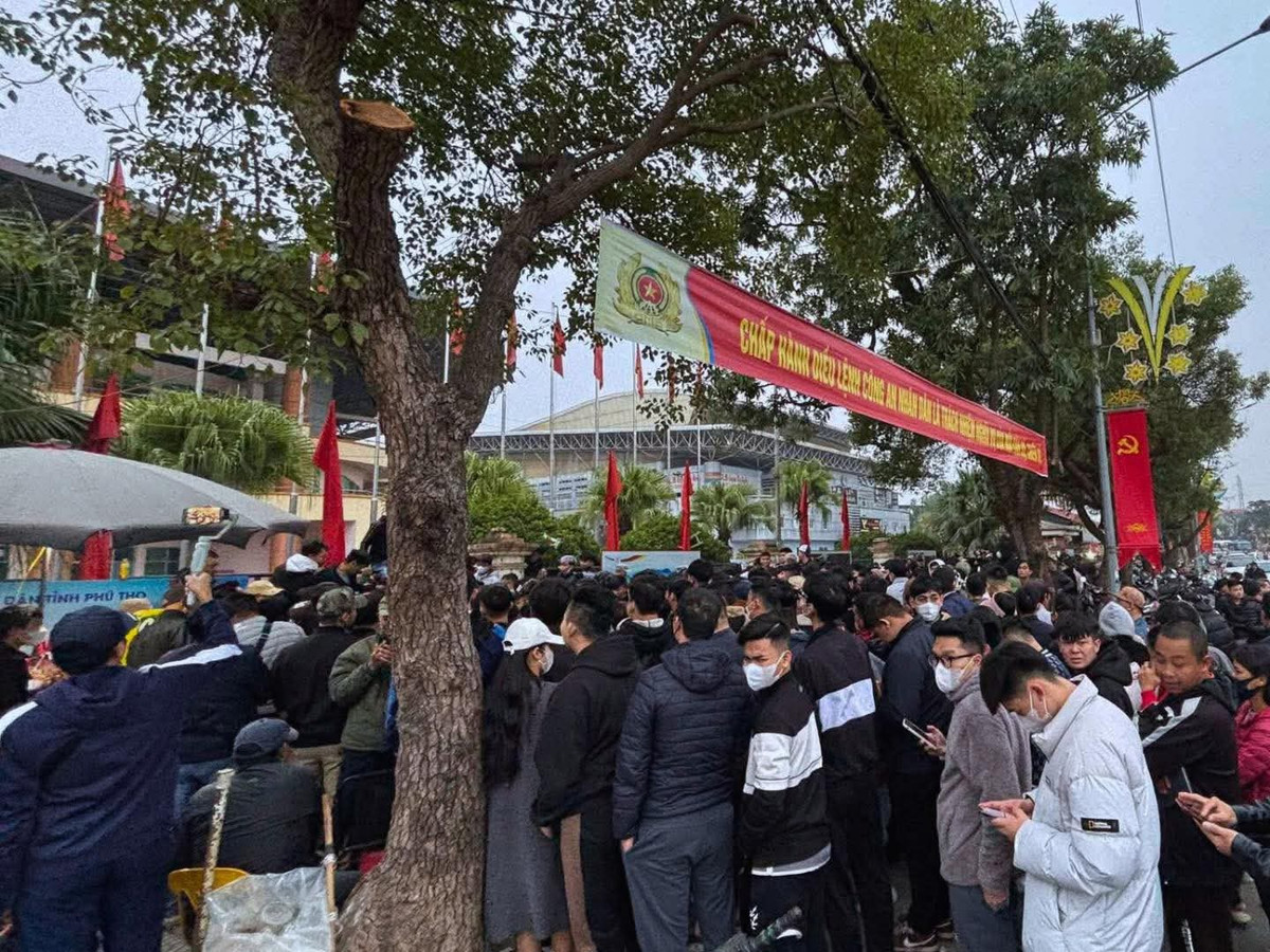 Theo đó, VFF sẽ mở bán trực tiếp vé xem trận đấu này, bắt đầu từ 8 giờ ngày 27/12 cho đến khi hết vé và số lượng mua tối đa là 2 vé/người.