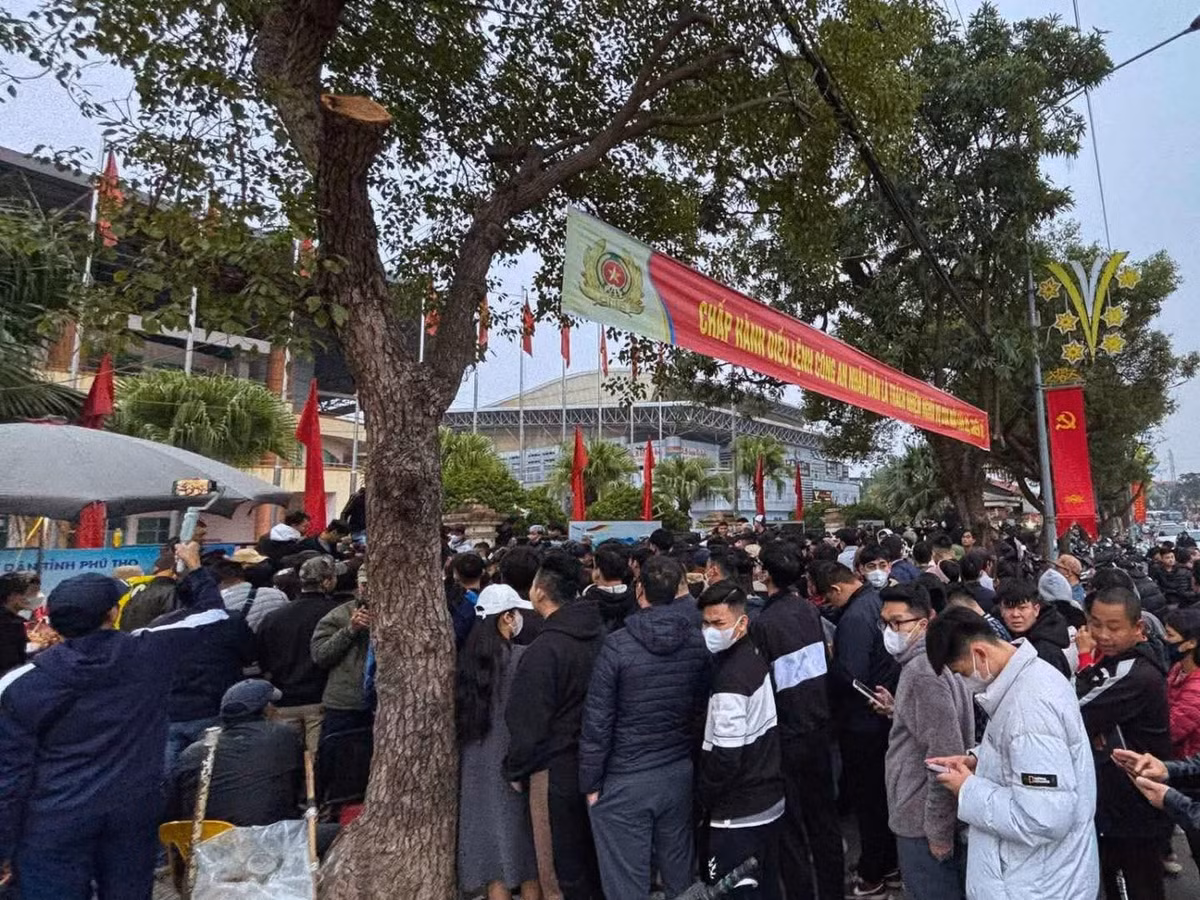 Theo đó, VFF sẽ mở bán trực tiếp vé xem trận đấu này, bắt đầu từ 8 giờ ngày 27/12 cho đến khi hết vé và số lượng mua tối đa là 2 vé/người.