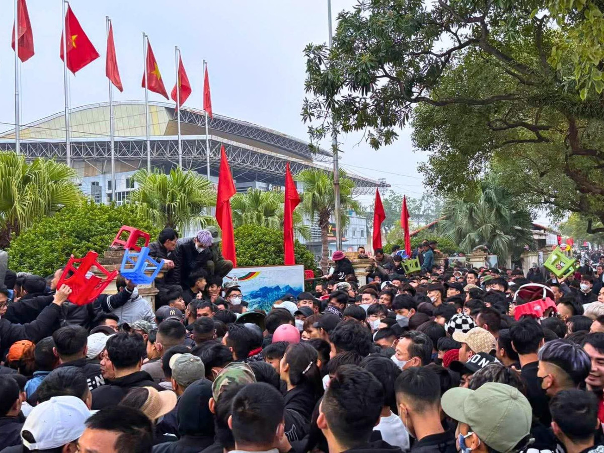 Mức giá vé xem đội tuyển Việt Nam đấu Singapore tại Việt Trì vẫn có 3 mệnh giá, gồm: 300.000, 500.000 và 600.000 đồng/vé.