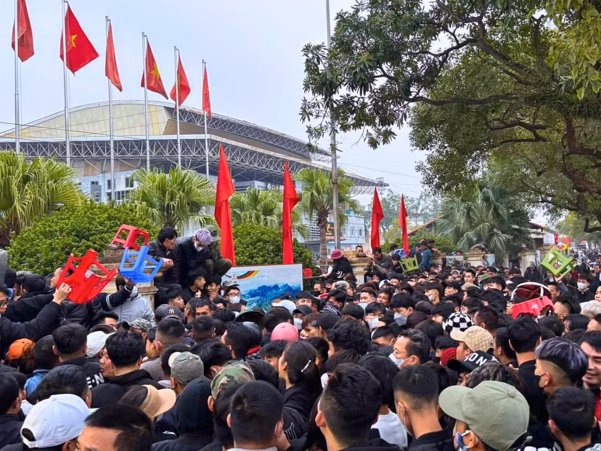 Mức giá vé xem đội tuyển Việt Nam đấu Singapore tại Việt Trì vẫn có 3 mệnh giá, gồm: 300.000, 500.000 và 600.000 đồng/vé.