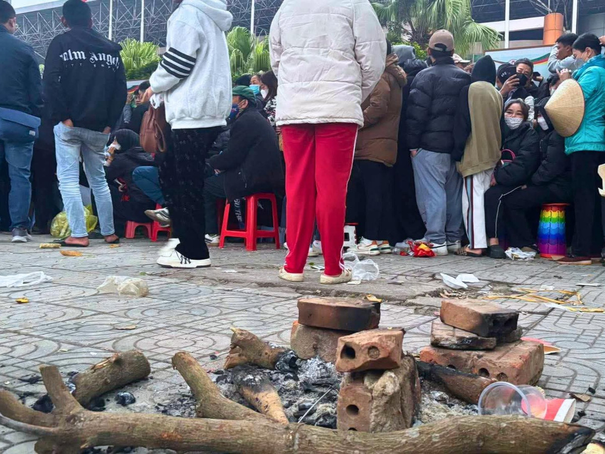 Dẫu vậy, trước 1 ngày dòng người đã đổ về xếp hạng chờ ban tổ chức bán vé. Người hâm mộ thức xuyên đêm để có thể mua được tấm vé vào xem tuyển Việt Nam.