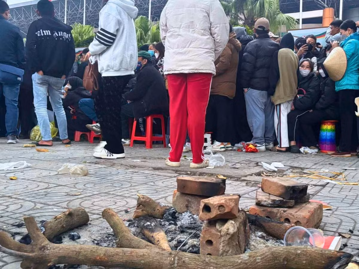 Dẫu vậy, trước 1 ngày dòng người đã đổ về xếp hạng chờ ban tổ chức bán vé. Người hâm mộ thức xuyên đêm để có thể mua được tấm vé vào xem tuyển Việt Nam.