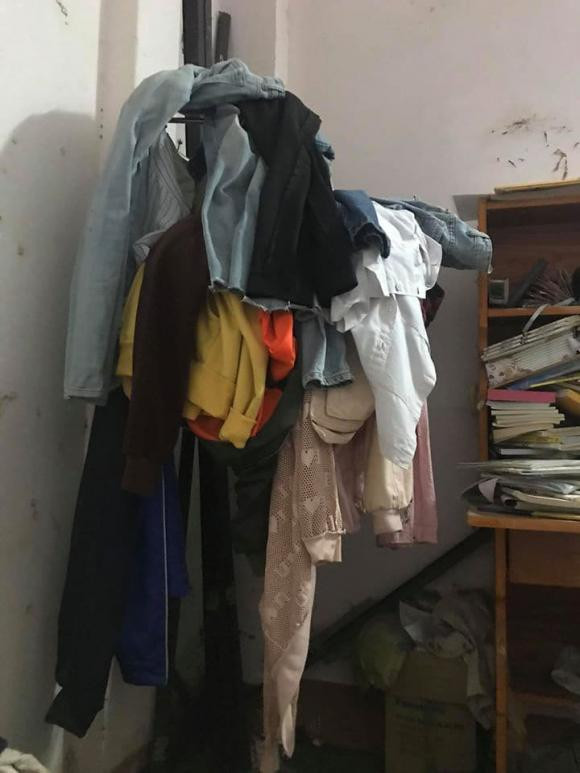 Nhìn bức ảnh, nhiều người phải đặt câu hỏi phải chăng chủ nhân căn phòng trọ bẩn này là người rất can đảm mới dám đăng bài nhượng phòng trọ