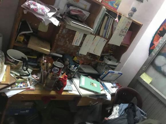 Tuy nhiên, khi nhìn vào không gian căn phòng nhiều người lắc đầu ngao ngán bởi sự bừa bộn ngoài sức tưởng tượng.