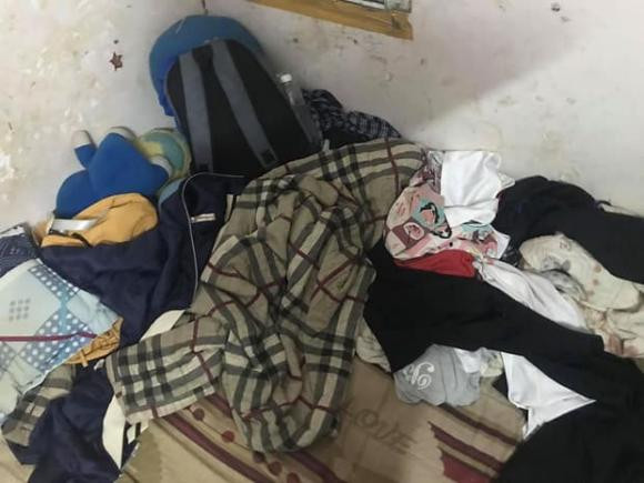 Bởi giường chiếu, gối chăn đến sách vở, quần áo... vứt tung tóe khắp nơi. Cùng với đó là những túi rác ở gầm bàn, góc phòng.