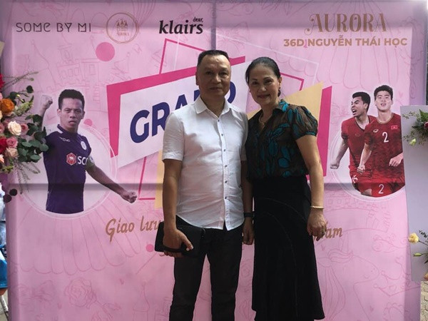 Sau 3 ngày diễn ra, dư âm đám cưới rình rang của Duy Mạnh - Quỳnh Anh vẫn là chủ đề được cư dân mạng bàn tán rôm rả. Sau những ngày bận rộn, mới đây fans lại được phen xuýt xoa trước khoảnh khắc ngọt ngào của bố mẹ vợ Duy Mạnh.