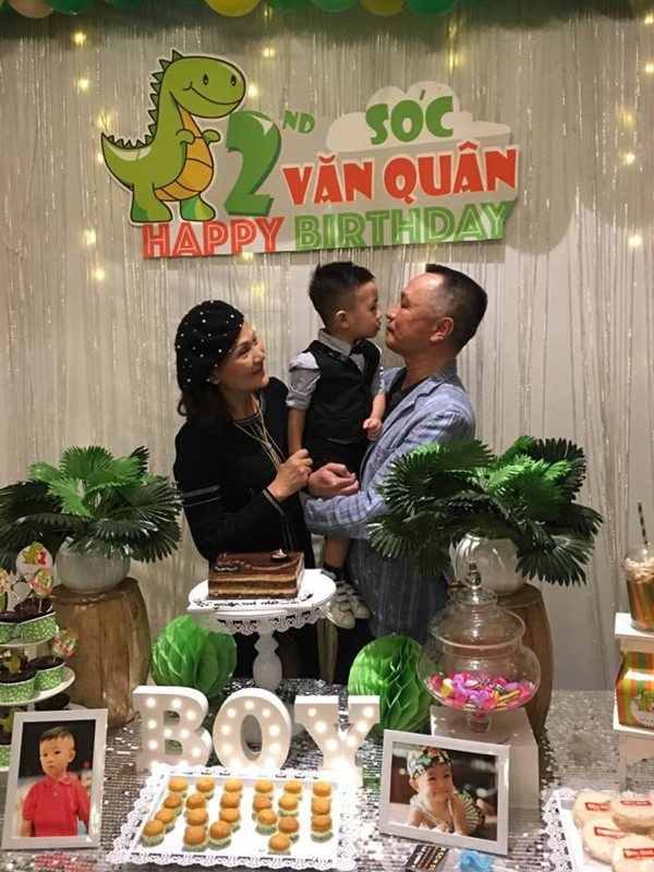 Ông bà đang an hưởng tuổi già bên các con và cháu ngoại.