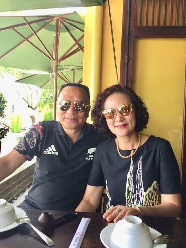 Hiếm khi xuất hiện trước truyền thông nhưng mỗi lần lọt vào ống kính, bà Bạch Tuyết đều gây sốt với nhan sắc đài các, kiêu sa, có phần lấn át cả con gái.