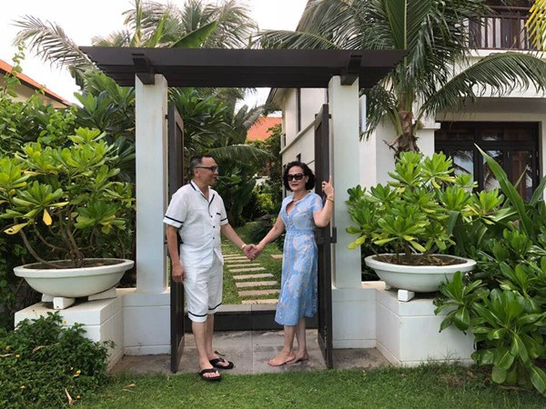 Bố mẹ vợ cầu thủ Duy Mạnh thường xuyên tổ chức những chuyến du lịch sang chảnh, đi đến đâu cũng có nhau.