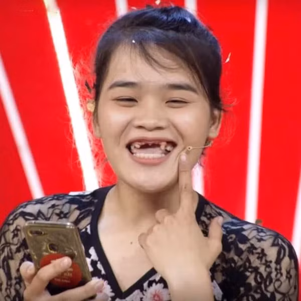 Có lẽ bên cạnh khả năng diễn xuất khéo léo, 9 chiếc răng sún đặc biệt của Ngân Thảo cũng góp phần khiến cho giám khảo lẫn khán giả cười “nghiêng ngả” vì quá duyên dáng.