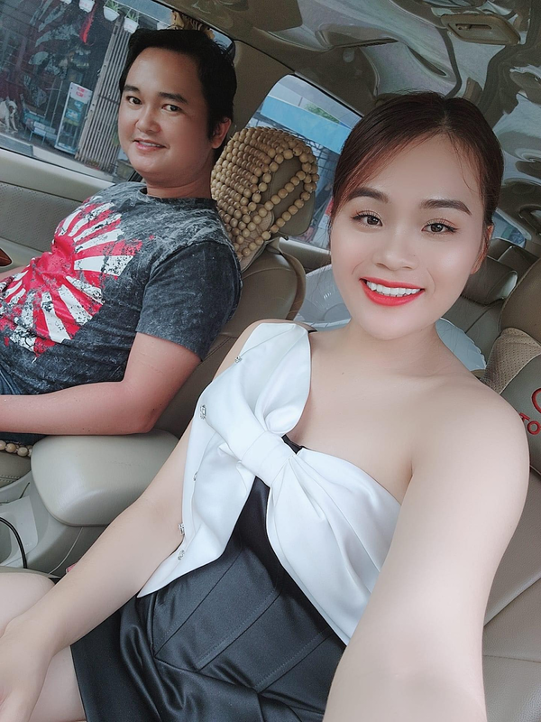 Để đáp lại tình cảm đó, cô nàng đã lập một kênh YouTube để chia sẻ, cập nhật cuộc sống hàng ngày của mình với người hâm mộ. Nhờ cách nói chuyện mộc mạc và hài hước đặc trưng, kênh YouTube của “Thánh Sún” đã thu hút đông đảo người đăng ký.