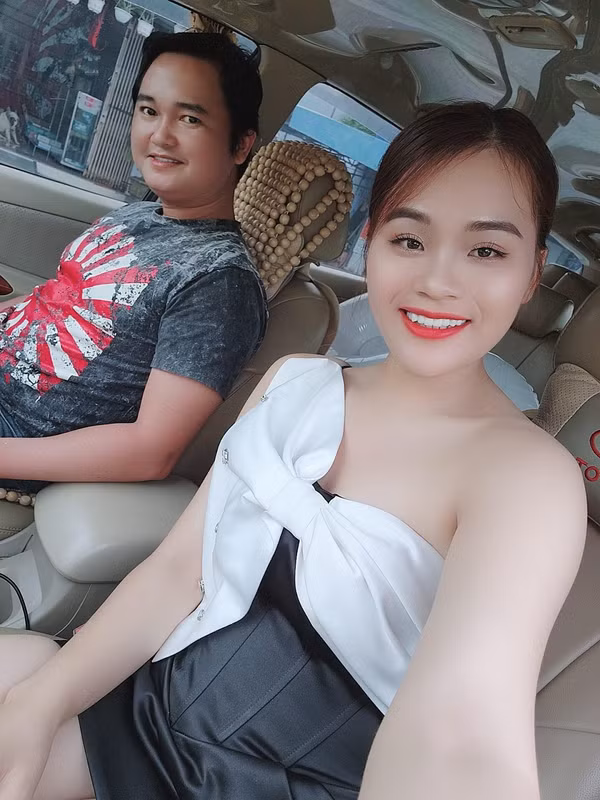 Để đáp lại tình cảm đó, cô nàng đã lập một kênh YouTube để chia sẻ, cập nhật cuộc sống hàng ngày của mình với người hâm mộ. Nhờ cách nói chuyện mộc mạc và hài hước đặc trưng, kênh YouTube của “Thánh Sún” đã thu hút đông đảo người đăng ký.