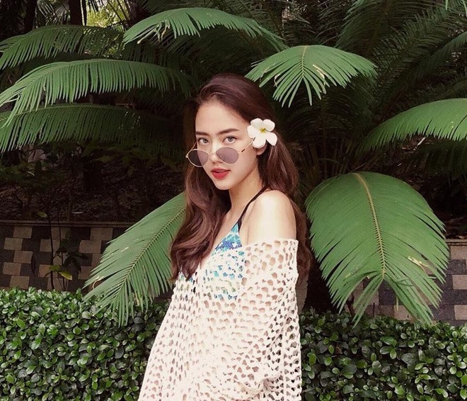 Clip dài hơn một phút ghi cảnh nữ tiếp viên hàng không tên Phương Lan ngay sau đó thu hút được sự chú ý của dân mạng và mọi thông tin liên quan đến gái xinh này đều được cập nhật khá đầy đủ.