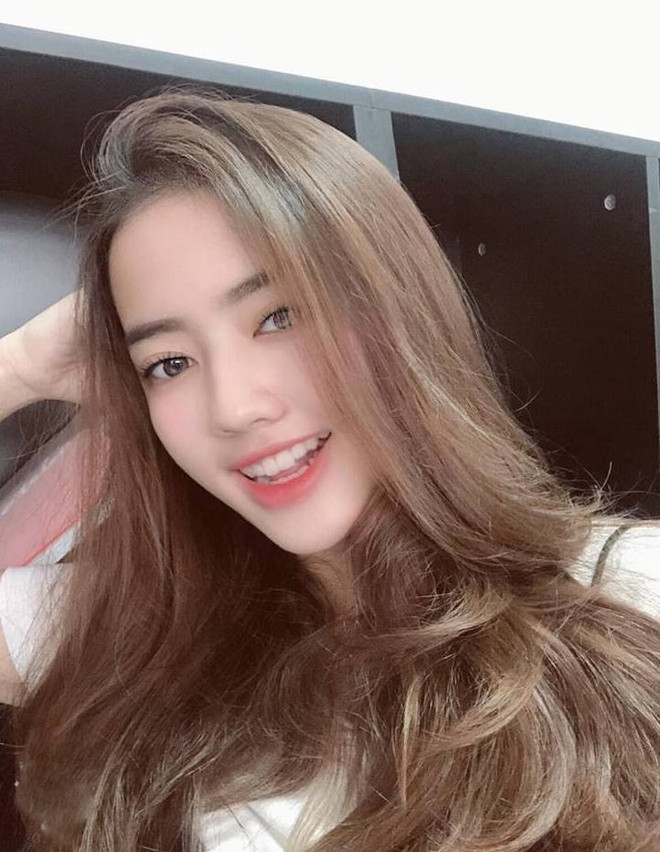 Phương Lan hiện vẫn là tiếp viên hàng không của Bamboo Airways. cô nàng sống tại Hà Nội, từng là học sinh của trường Marie Curie.