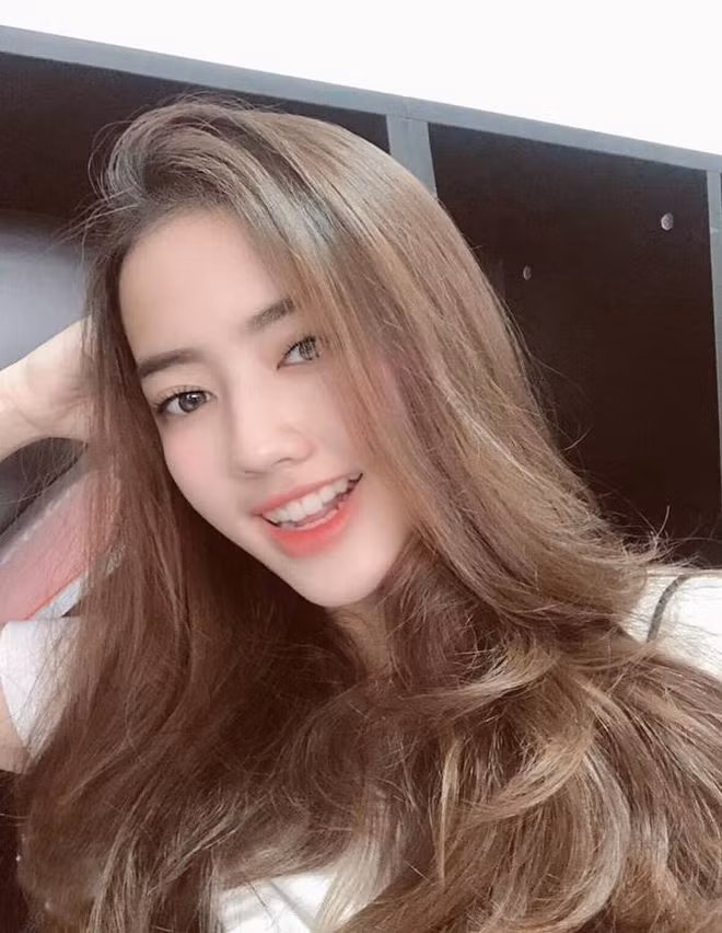 Phương Lan hiện vẫn là tiếp viên hàng không của Bamboo Airways. cô nàng sống tại Hà Nội, từng là học sinh của trường Marie Curie.