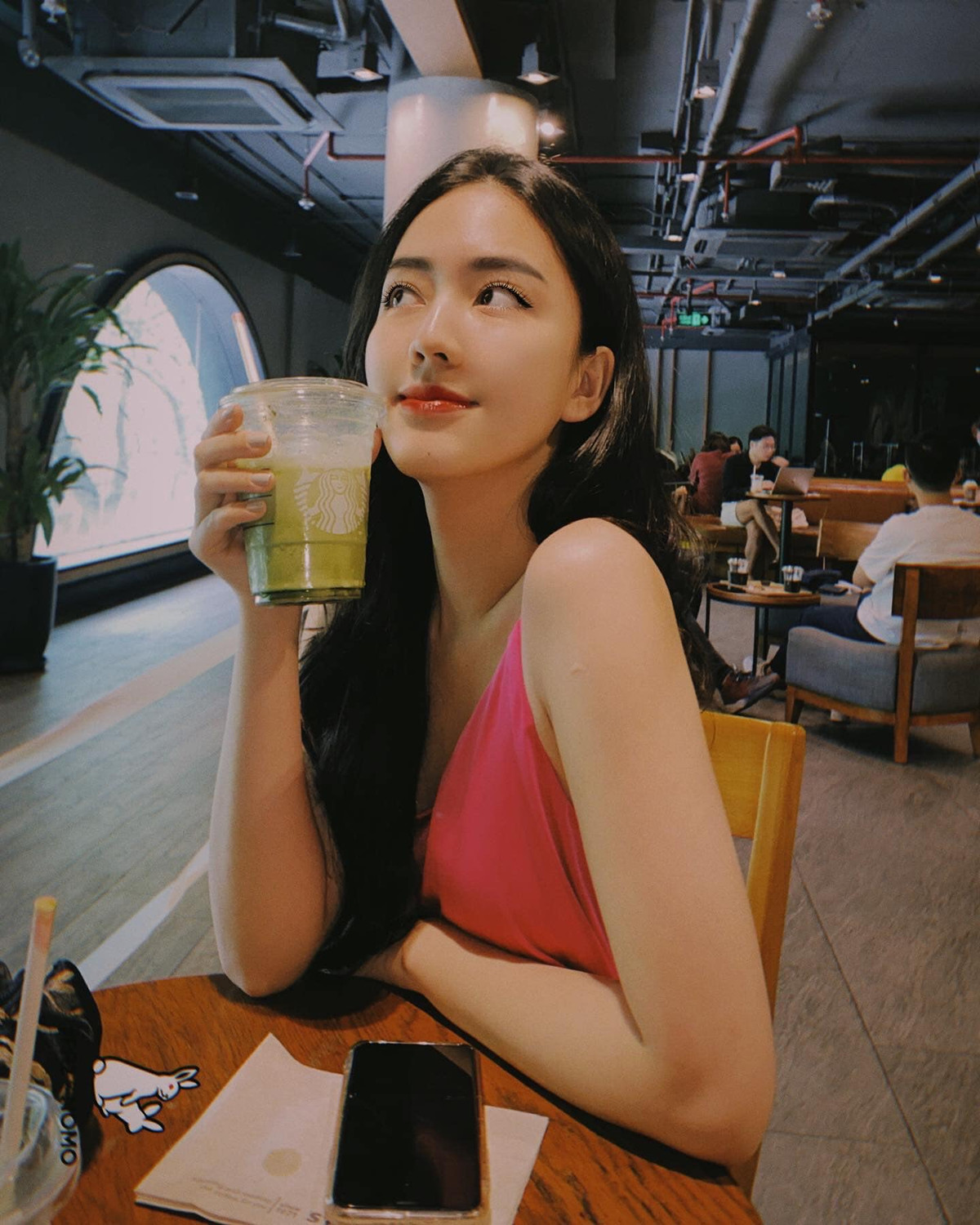 Phương Lan thổ lộ dù được nhiều chàng trai chú ý, cô nàng chưa muốn "dính dáng" yêu đương. "Mình vẫn độc thân vì muốn tập trung công việc và học tập, làm những thứ mình đam mê", nữ tiếp viên cho hay.