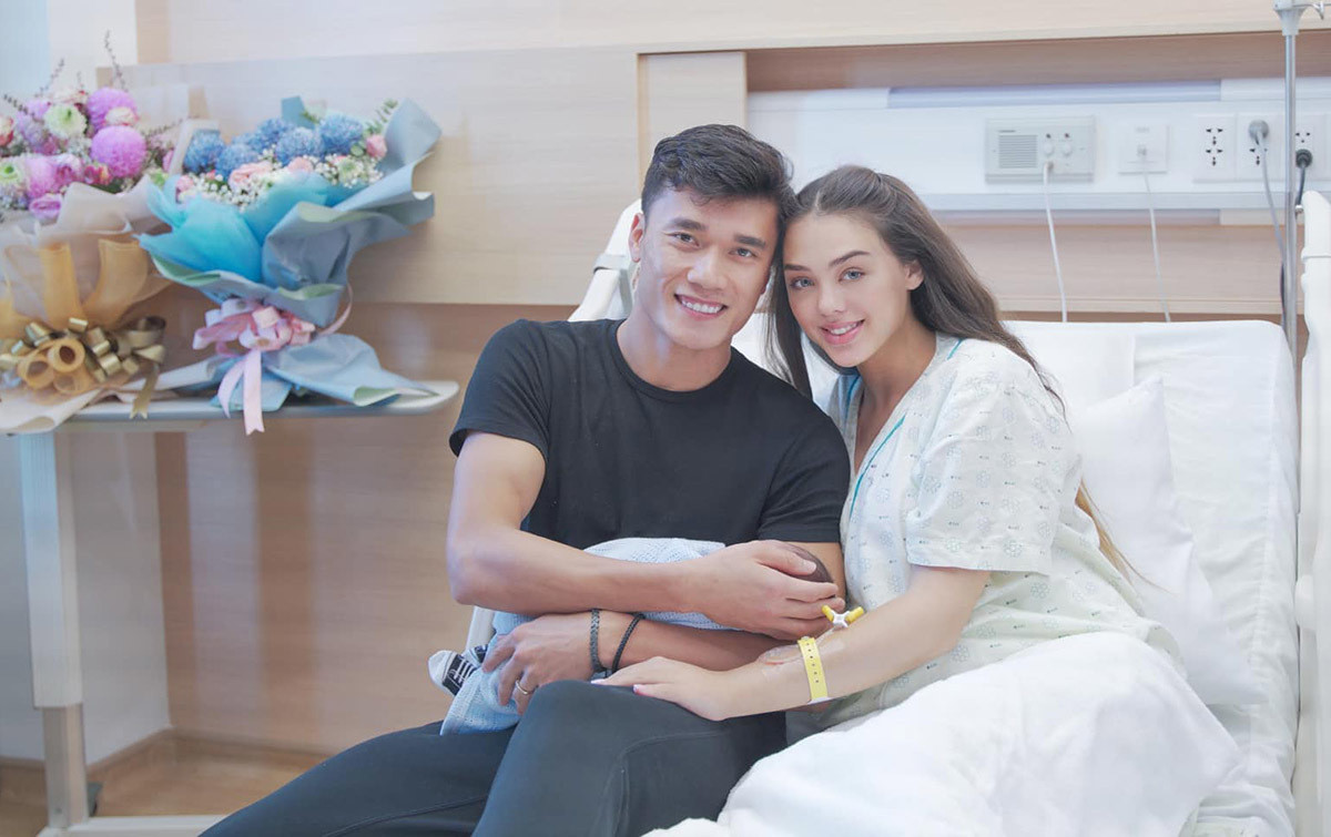 Sau sinh, vợ chồng Bùi Tiến Dũng vẫn chưa hé lộ mặt con.