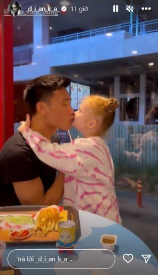 Vợ Tây hào hứng ghi lại khoảnh khắc cực tình của Dũng "gôn". Đặc biệt Bùi Tiến Dũng sau khi uống nước còn chu môi, thơm em vợ.