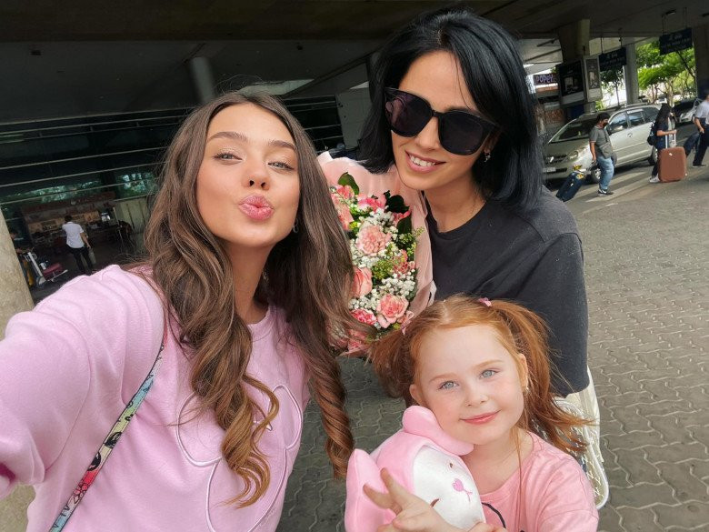 Hành động có phần hơi kỳ của Dũng "gôn'' khiến nhiều người chú ý. Vì nam thủ thành thể hiện tình cảm quý mến em vợ bằng cách thơm má sẽ tinh tế hơn.