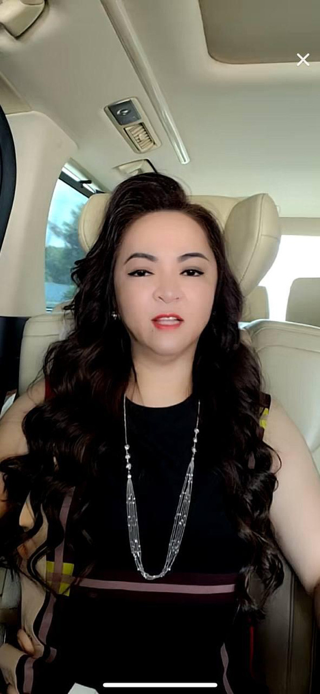 Theo đó bà Phương Hằng cho biết mình đang trên xe từ biệt thự Hằng Hữu về khu du lịch Đại Nam. Nữ đại gia mặc một bộ váy đen đơn giản, đeo một sợi dây chuyền cũng không quá cầu kỳ, không phải style kim cương hột mít như thường thấy.