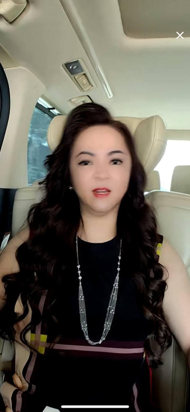 Bên cạnh đó, nhiều người để ý bà Phương Hằng vẫn duy trì lối trang điểm sắc sảo giống như những lần xuất hiện trước đây.