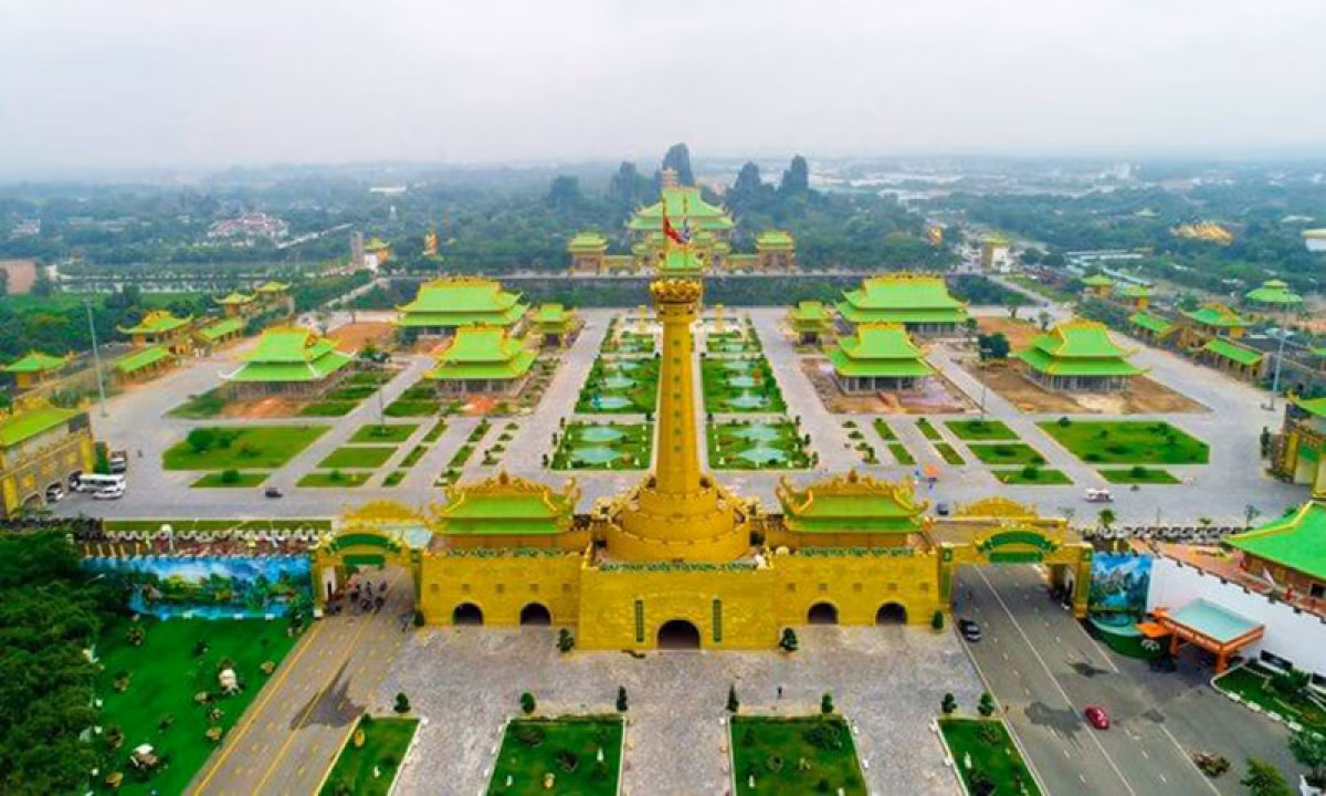 Dich than toi Dai Nam, ba Phuong Hang bi soi trang phuc