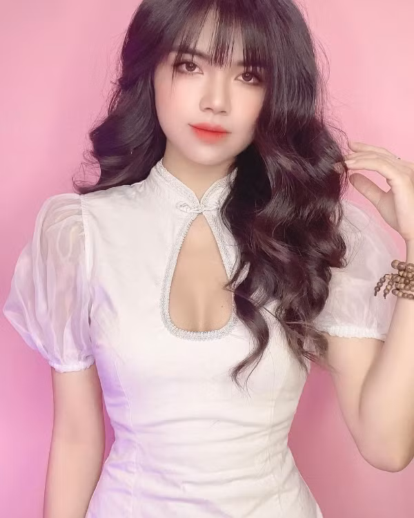 Ngoài ra trong story mới đây, khi được fans hỏi về những mẫu người con trai lý tưởng thì Mai Dora cũng trả lời đầy bất ngờ.