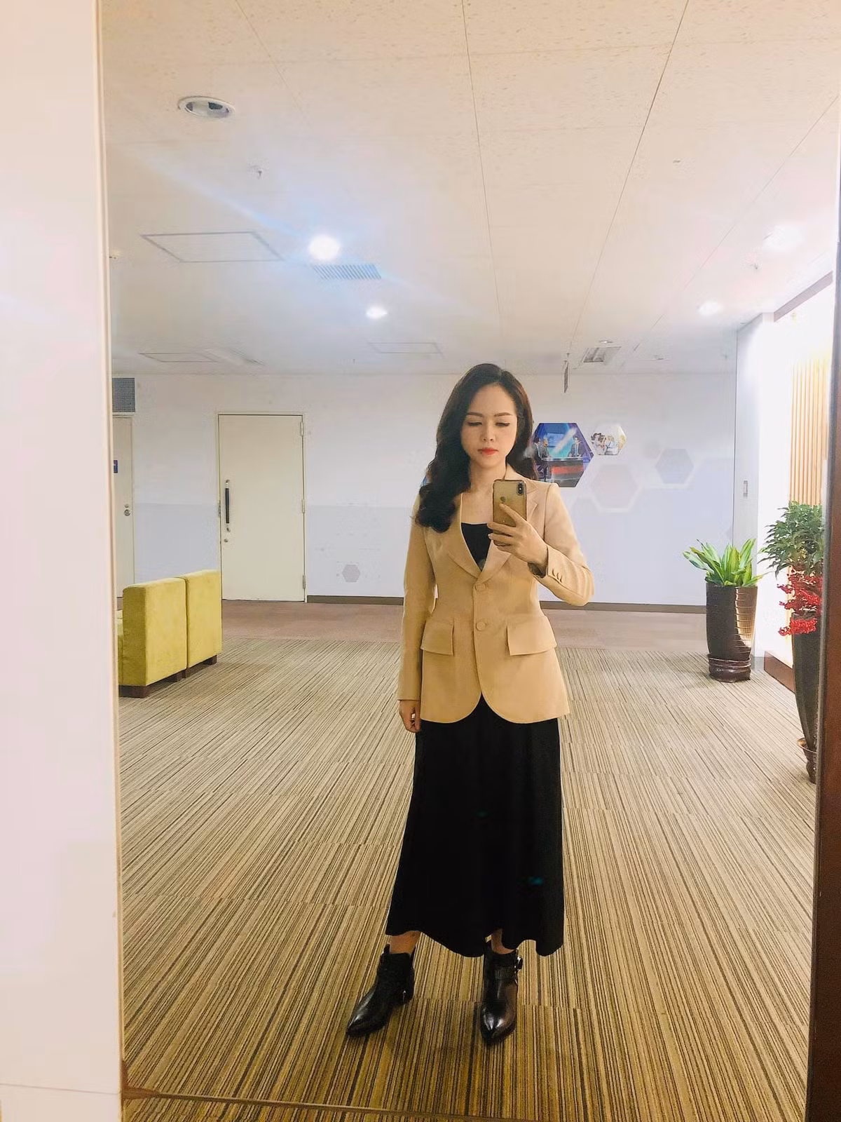 Sau khi ra tốt nghiệp Đại học, Thư Hiền tiếp tục học lên Thạc sĩ và học cùng lớp với NSND Lê Khanh và "Nam Tào" Xuân Bắc.