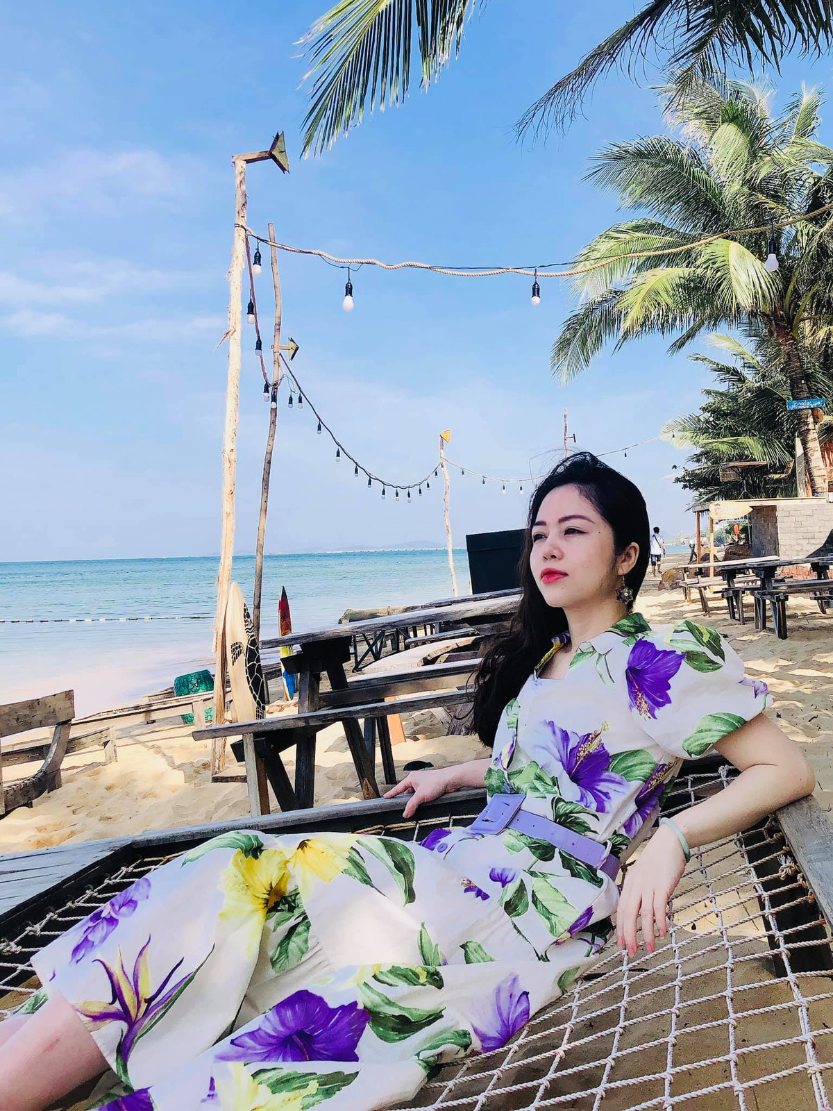 Nhiều người cho rằng việc viết kịch bản cho các chương trình lớn, đặc biệt là "Táo Quân" đã phần nào quyết định vốn kiến thức sâu rộng và lời bình "cà khịa" có phần châm biếm, hài hước của BTV Thư Hiền ở thời điểm hiện tại.