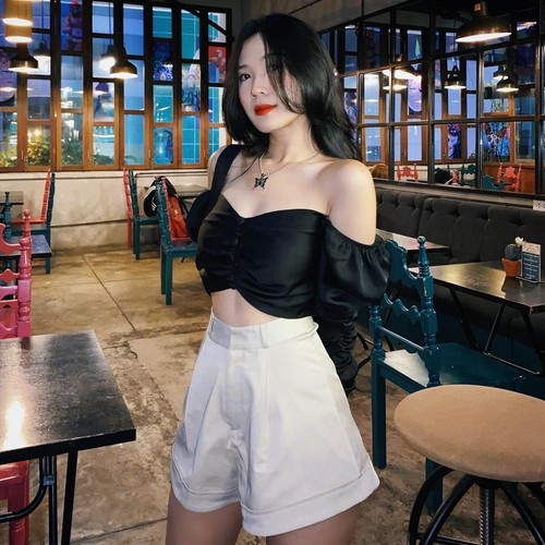 Chù Disturbia có vẻ ngoài nhí nhảnh, đáng yêu. Nhưng ít ai biết rằng, trước khi sở hữu những đường cong nóng bỏng, hút mắt cô bạn từng bị bạn bè chọc là "nấm lùn".