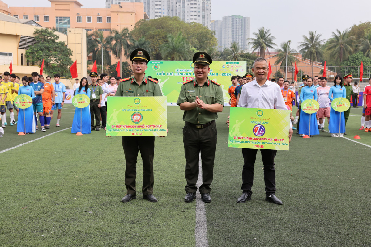 Khai mac VCK giai bong da Tuoi tre Cong an Thu do-Hinh-2