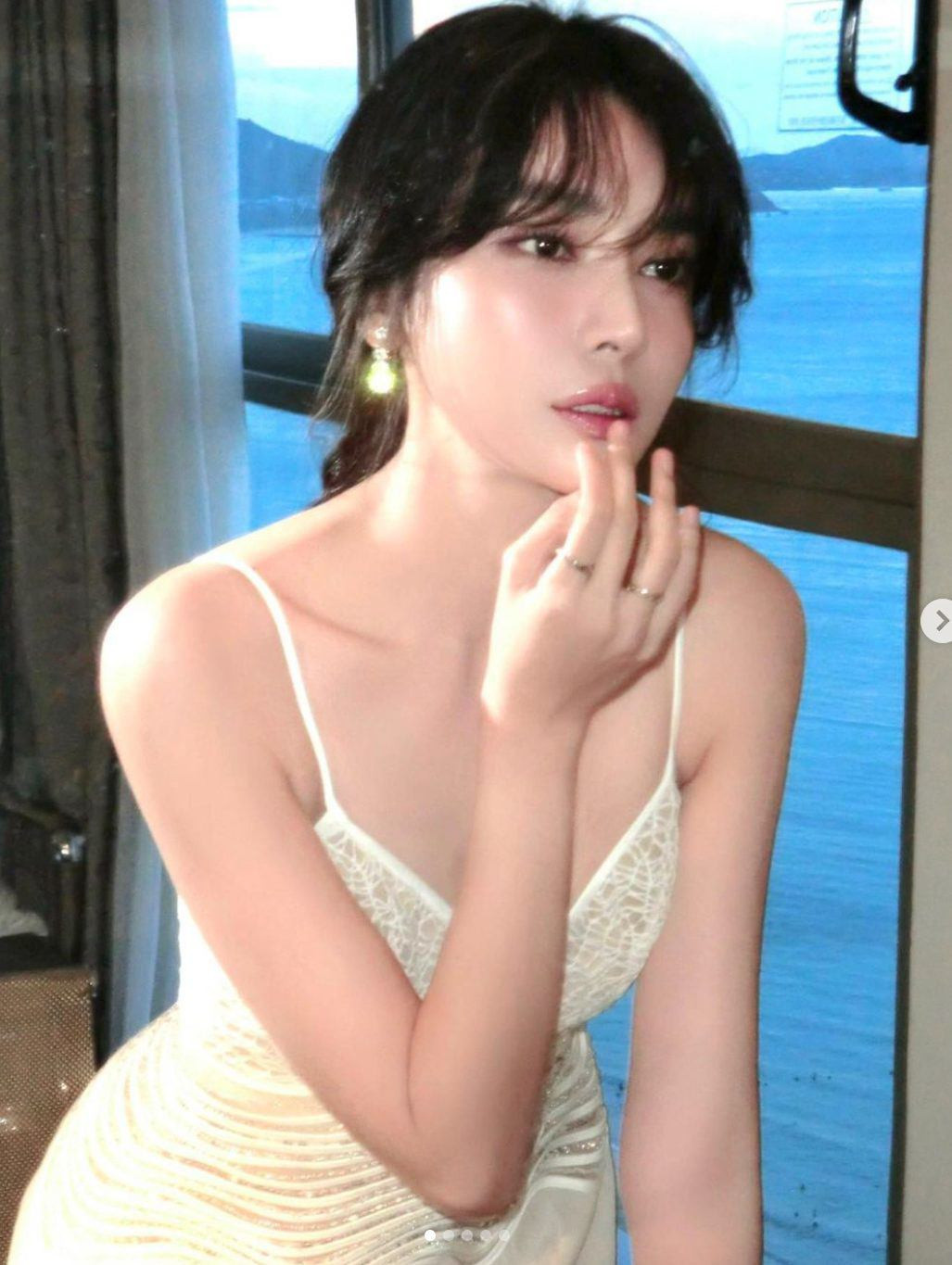 Cao Thái Hà chia sẻ: "Là diễn viên, áp lực chuyện ngoại hình là có. Vì khi làm công việc nghệ thuật, vẻ bề ngoài cũng giúp một phần quan trọng. Nên khi bản thân yêu thương mình quá, xả stress vào những ngày không làm việc, ăn hơi quá đà thì hay bị tăng cân....