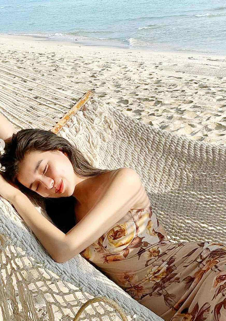 Ngoài ra, Cao Thái Hà cũng diện các kiểu đồ đơn giản như váy lụa mong manh, có 2 dây cực kỳ táo bạo, trang phục đơn giản nhưng tôn lên được tấm thân ngà ngọc của người mặc.