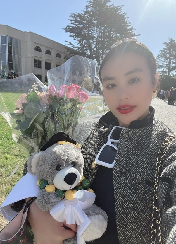 Trong khi đó, những ai thường xuyên theo dõi Huyền Trang sẽ không mấy ngạc nhiên, bởi vì nàng hot girl đã luôn nỗ lực, cố gắng để học hỏi và tích lũy kiến thức, không ngừng chấp nhận thử thách mới và dùng năng lực cá nhân để vươn lên.