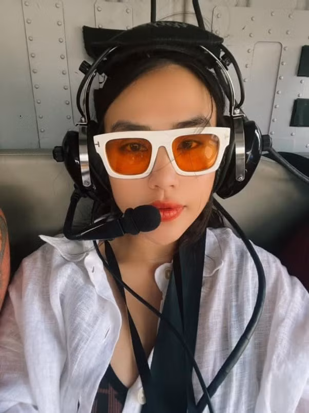 Thay vì cảm thấy khổ sở hay “cầu cứu” từ cha mẹ, những người yêu thương mình vô điều kiện, Huyền Trang đã tự mình học cách tự lập. Thấy mọi người đổ xô học lấy bằng buôn bán chứng khoán, quản lý cũ của hiện tượng mạng Bà Tưng cũng mạnh dạn thử sức và nhanh chóng tham gia thị trường.